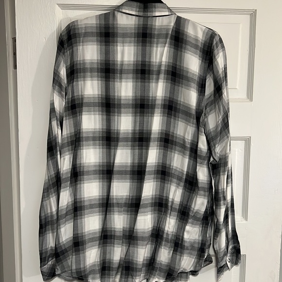 Como Vintage Plaid Print Long Flannel. Light material. Never worn. Size XL. - Picture 7 of 7